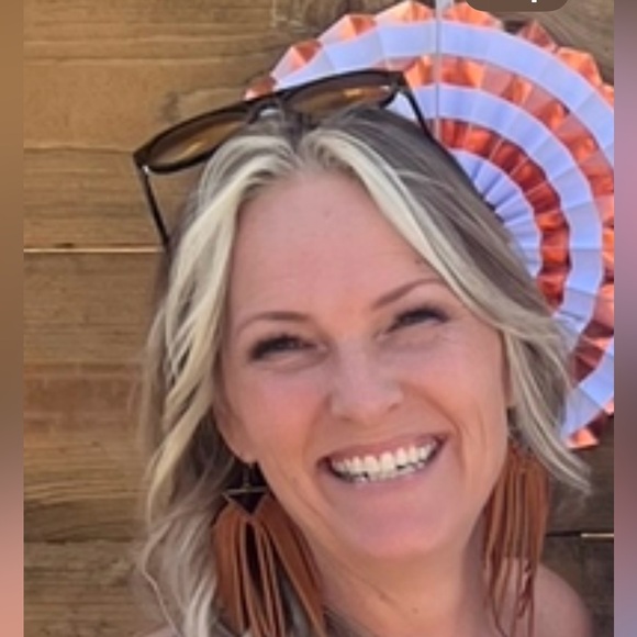 Meet your Posher, Traci - Picture 2 of 4